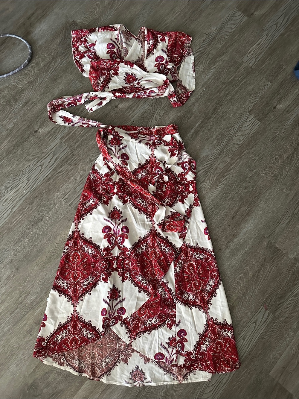 SHEIN White Maxi Skirt Set with Red Floral Medallion Print